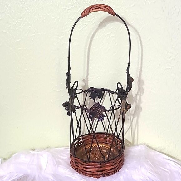 Single Bottle Wine Carrier with Metal Leaves & Wicker - Picture 1 of 7